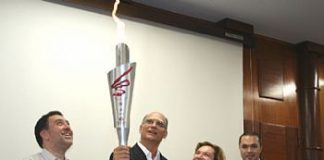 Após confecção, Unisanta entrega tocha dos 74º Jogos Abertos do Interior ao prefeito Papa