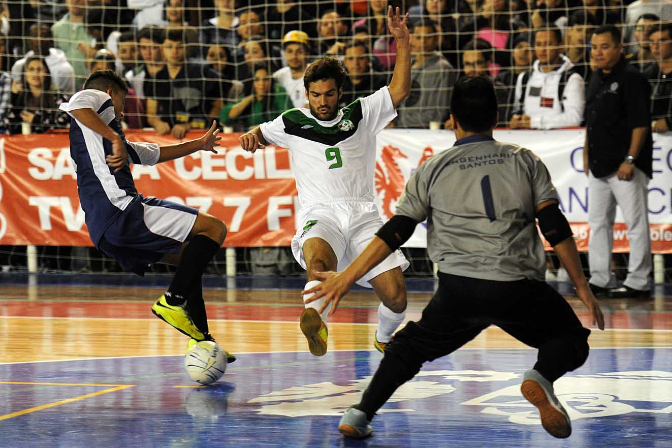 É campeã!! Engenharia vence por pênaltis no futsal e a torcida vai ao  delírio