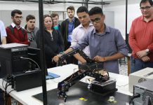 Estudantes de Engenharia de Computação desenvolvem braços robóticos como parte do tema Tópicos de Mecânica