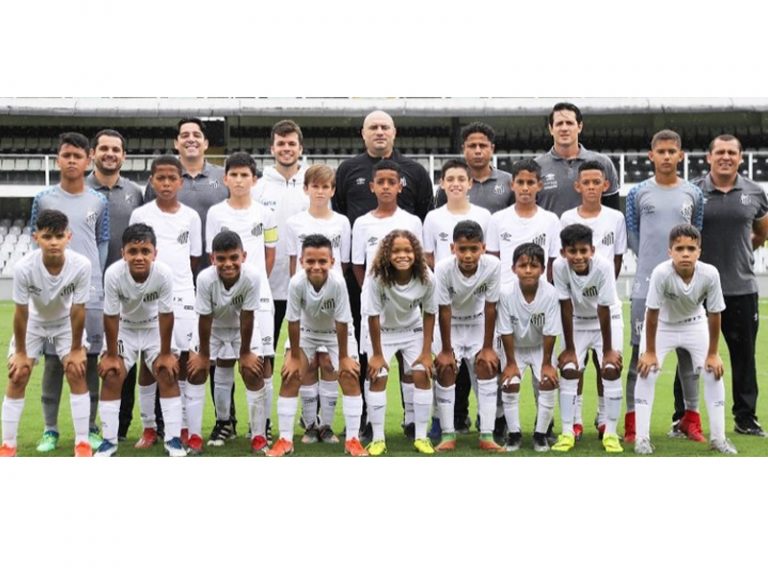 Alunos Do Colégio Santa Cecília São Campeões Paulistas Sub 11 Com O