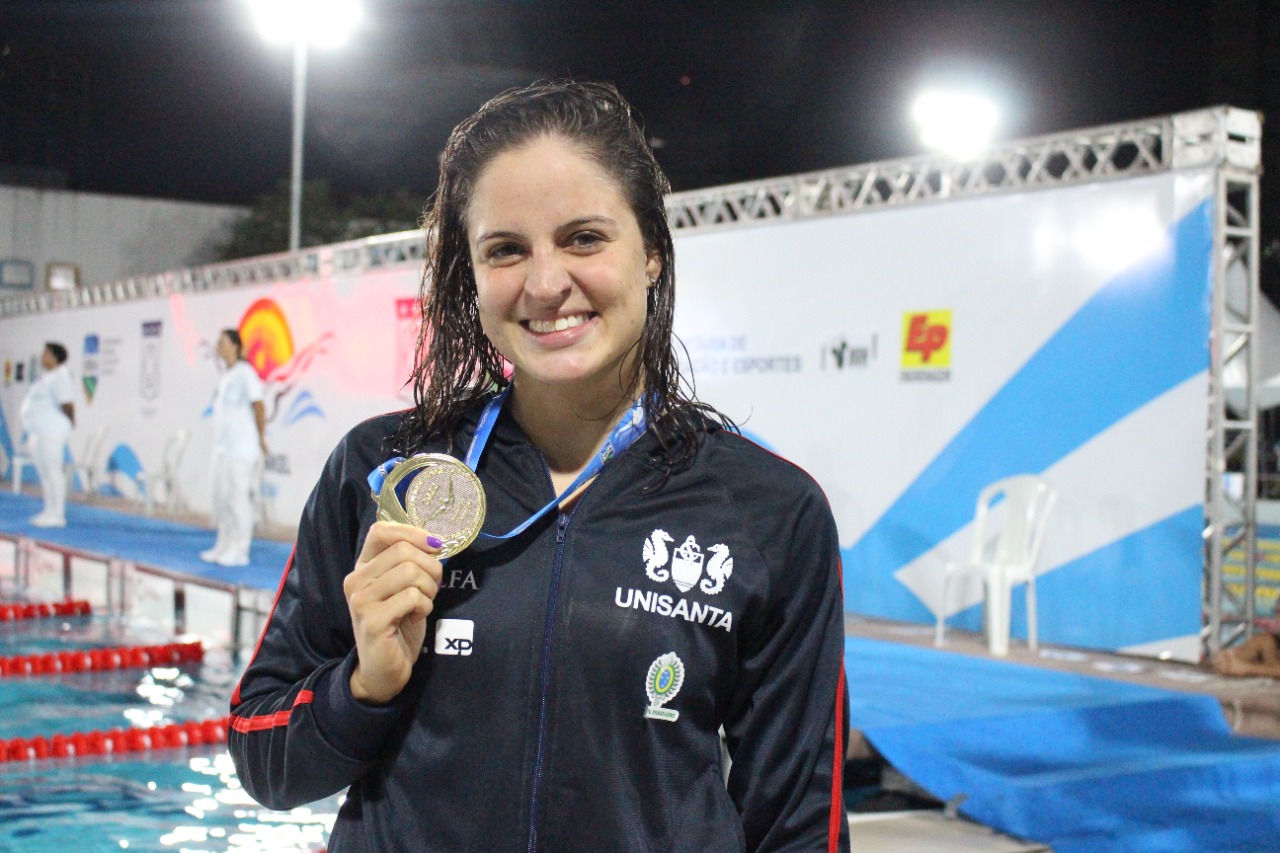 Jovem promessa da natação ense com 7 medalhas conquistadas