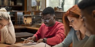 No dia 17 de novembro, celebra-se o Dia Internacional do Estudante, uma data dedicada a reconhecer os estudantes ao redor do mundo, que se esforçam para atingir suas metas profissionais e causar um impacto positivo na sociedade