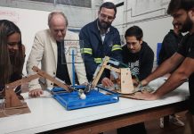 Alunos de Engenharia testam planadores e braços robóticos em competição
